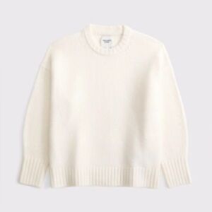 NWT Abercrombie & Fitch Women’s Dad Crew Sweater in Cream Size Medium